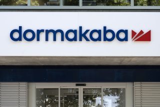 Selon Dormakaba, ces mesures auront un impact sur jusqu'à 1800 postes, sur les 16'000 que compte l'entreprise au niveau mondial, le groupe prévoyant de supprimer 800 équivalents temps plein. (KEYSTONE/Christian Beutler)
